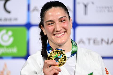 Gold medallist Brazil's Mayra Aguiar celebrates during the medal ceremony for the women's under 78 kg category during the 2022 World Judo Championships at the Humo Arena in Tashkent on October 11, 2022. (Photo by Kirill KUDRYAVTSEV / AFP)