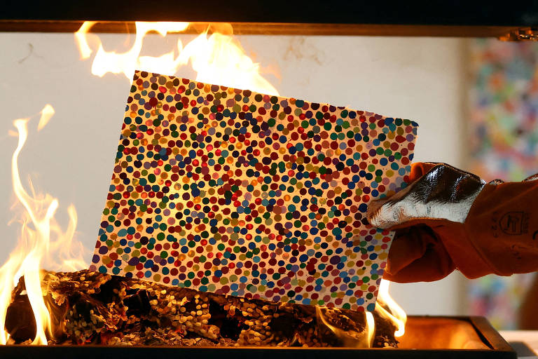 Damien Hirst queima suas obras de arte após vender NFTs a colecionadores