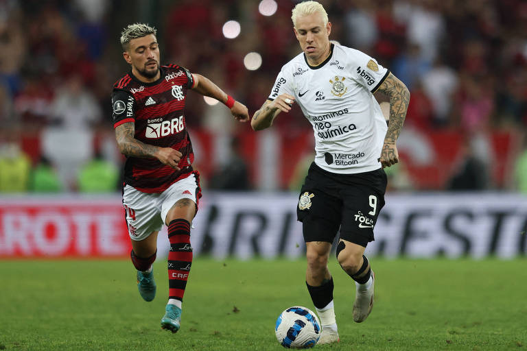 Arrascaeta e Róger Guedes durante partida entre Flamengo e Corinthians pela Libertadores