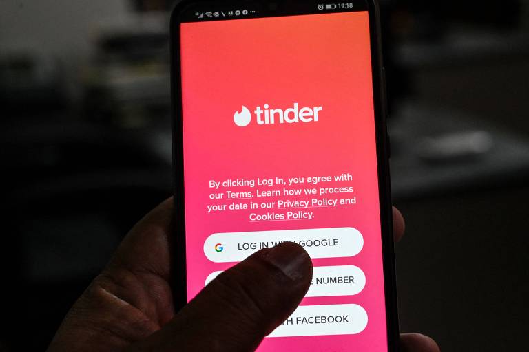 Usuário acessa a tela inicial do Tinder, aplicativo de relacionamento mais famoso do Brasil e um dos mais utilizados no mundo. 