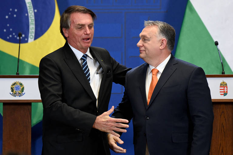 O presidente Jair Bolsonaro cumprimenta o premiê da Hungria, Viktor Orbán, após entrevista coletiva em Budapeste