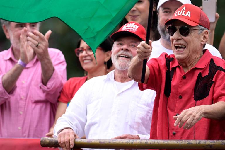 O ex-presidente Lula (PT) ao lado do cantor Chico Buarque (à dir) durante evento da campanha petista em Belo Horizonte (MG)