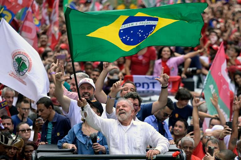 O candidato Lula (PT) segura bandeira do Brasil em evento de campanha em Belo Horizonte (MG)