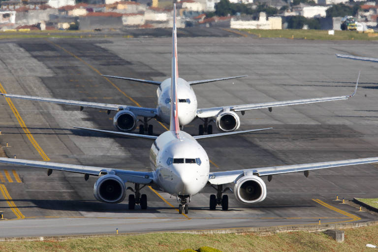 Imagem mostra dois aviões em pista do aeroporto de Congonhas.