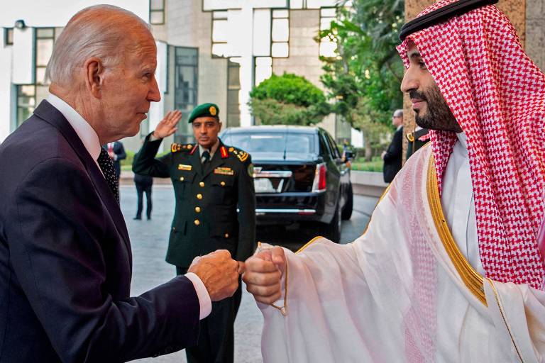 Presidente dos EUA, Joe Biden, cumprimenta o príncipe da Arábia Saudita, Mohammed bin Salman, em Riad, na Arábia Saudita 
