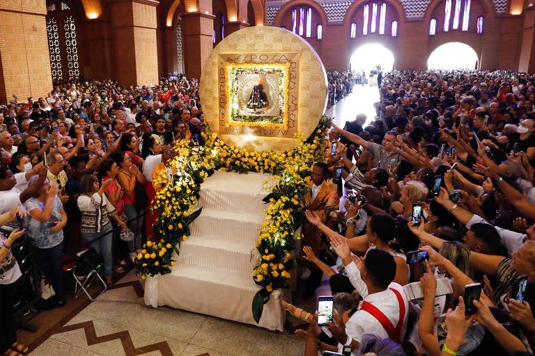 Fiéis lotam santuário em Aparecida em comemoração ao dia da padroeira do Brasil 