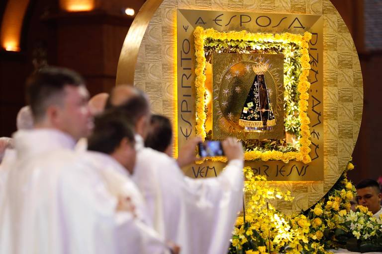 Religiosos em frente a imagem da santa durante o evento 