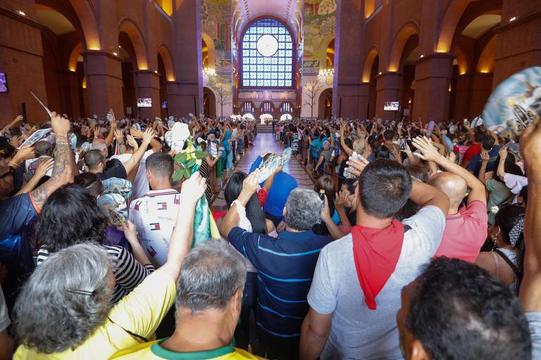 Fiéis lotam santuário em Aparecida. No total, esta quarta terá sete missas em homenagem à padroeira do Brasil 