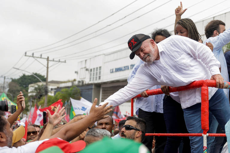 Lula faz campanha no Complexo do Alemão, no Rio de Janeiro