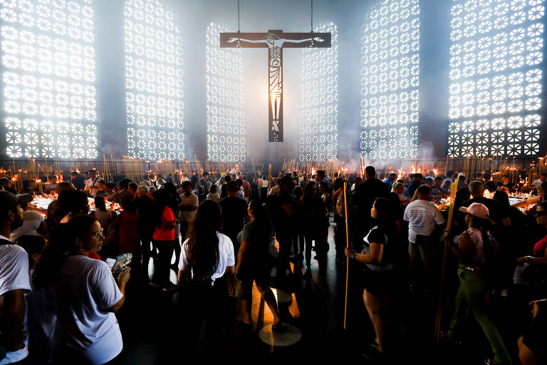 Fiéis carregam cruz e se emocionam em dia de missas lotadas em Aparecida (SP)