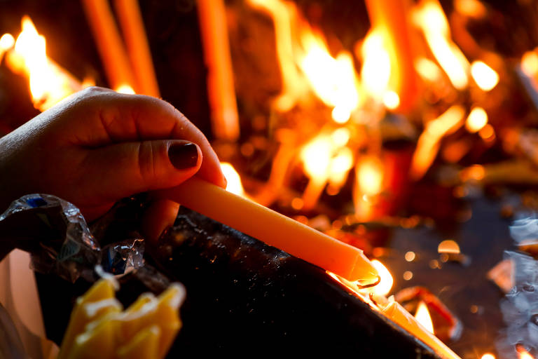 Fiéis acendem velas na Capela das Velas