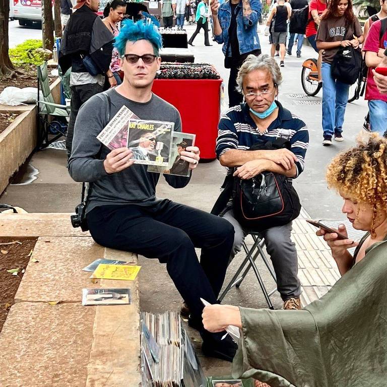 O músico Jack White comprando discos de vinil em São Paulo