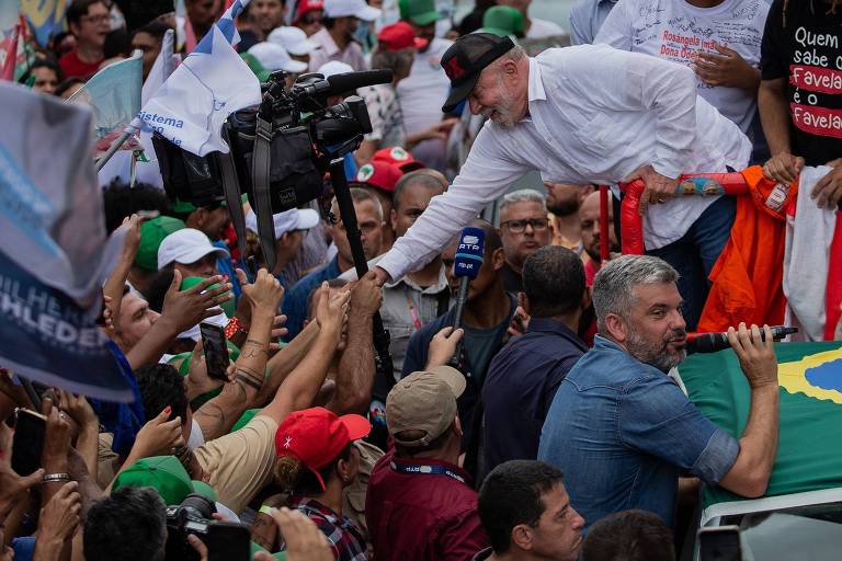 Lula faz caminhada no Complexo do Alemão e promete avanços na economia aos mais pobres