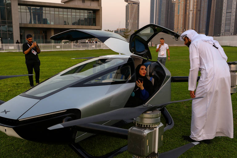 'Carro voador' chinês faz 1º voo público em Dubai; veja vídeo