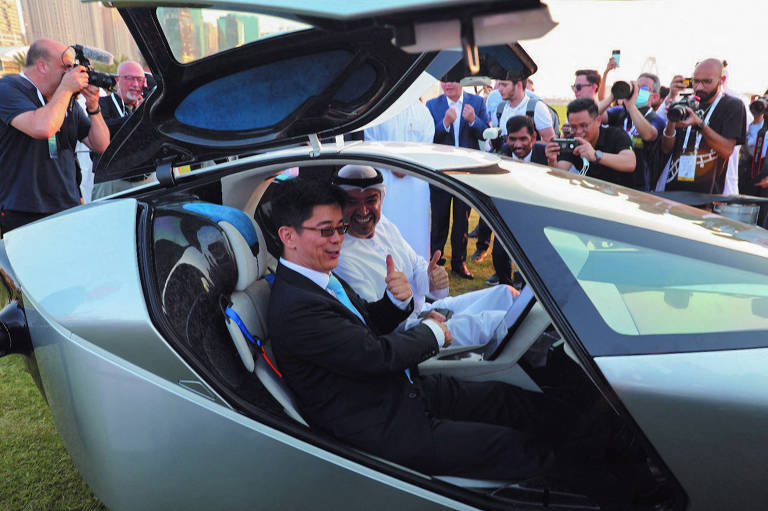 Convidado dentro do X2 durante a mostra de tecnologia GITEX