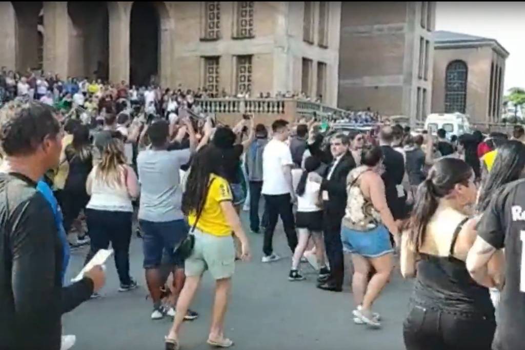 Católicos bolsonaristas encurralam jovem de vermelho ao lado da basílica de Aparecida; veja vídeo