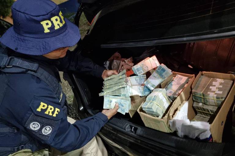 Agente da PRF no Pará apreende maços de dinheiro em porta-malas de carro