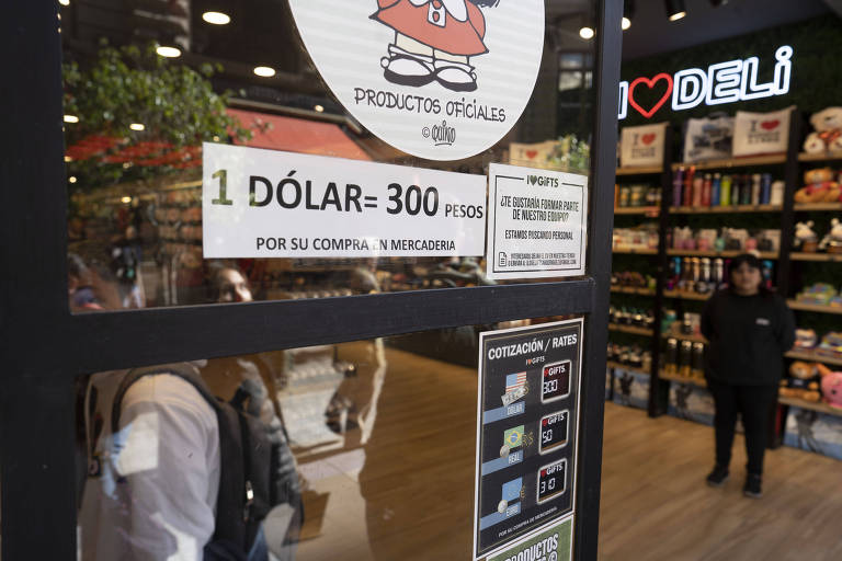 Placa com cotação do dólar usado em loja em Buenos Aires