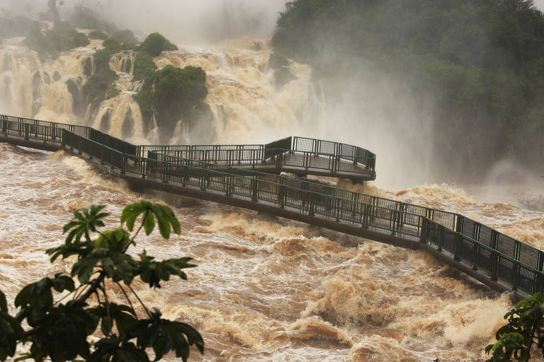 Fortes chuvas levam à interdição de passarelas das Cataratas do Iguaçu