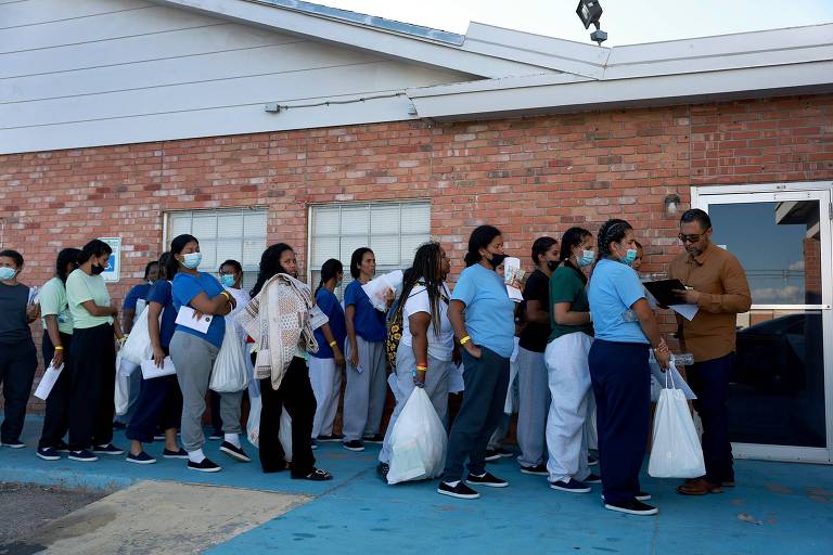 Migrantes recém-chegados da Venezuela esperam para receber um quarto de hotel fornecido pelo governo americano em El Paso, nos EUA  
