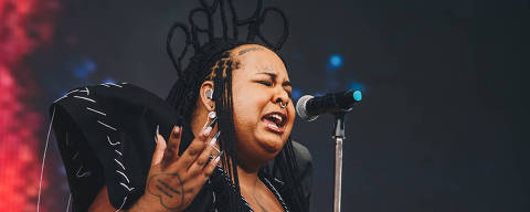 A cantora Jup do Bairro se apresenta no 2º dia do Lollapalooza 2022