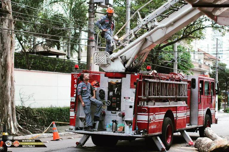 Caminhão tipo Autobomba Escada do Corpo de Bombeiros de São Paulo