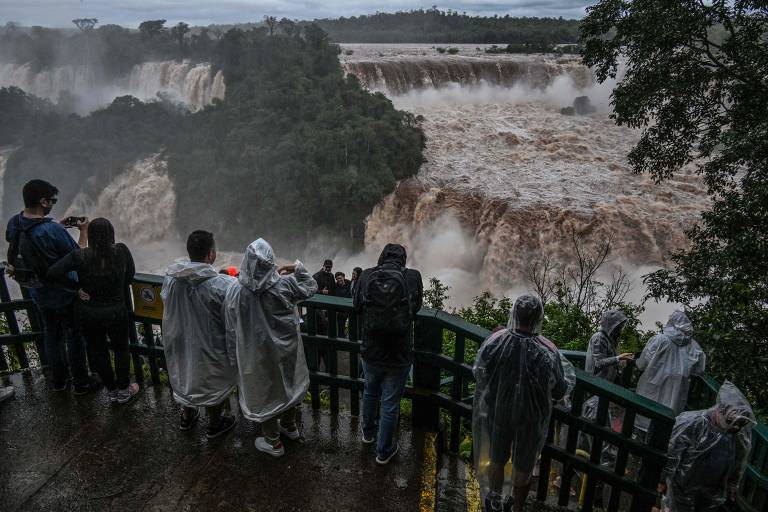 Com chuva, vazão de água bate recorde nas Cataratas do Iguaçu