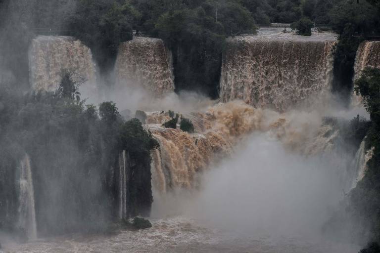 Cataratas do Iguaçu, uma das maiores quedas d'água do mundo
