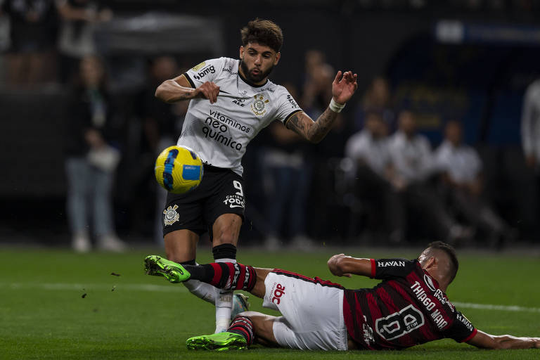 Yuri Alberto tenta passar pela marcação de Thiago Maia durante jogo entre Corinthians e Flamengo