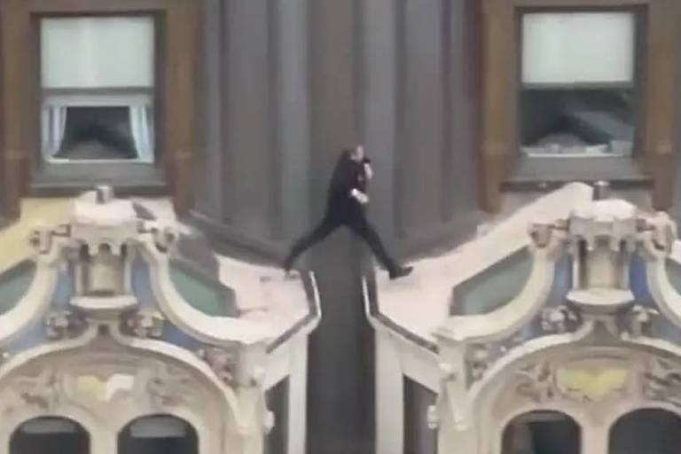 Homem pula de sacada em sacada em arranha-céu nos EUA