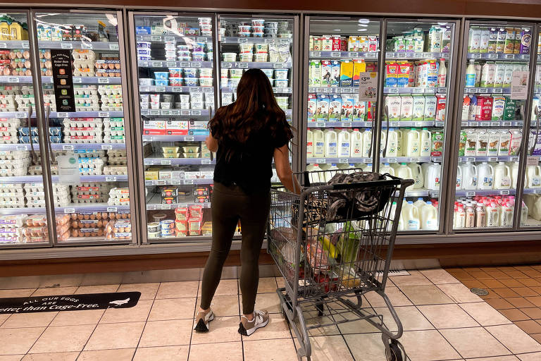 Mulher faz compras em supermercado em Los Angeles, nos Estados Unidos