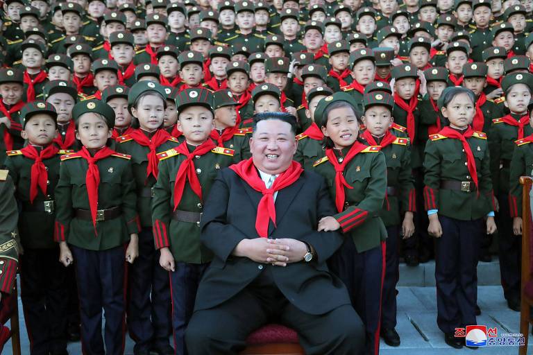O ditador Kim Jong-un com alunos celebrando os 75 anos de uma escola revolucionária em Pyongyang