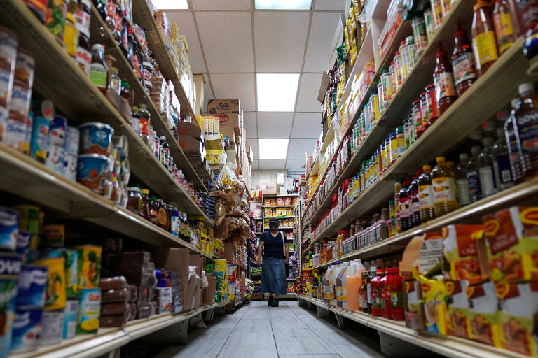 Mulher em corredor de supermercado nos arredores de Washington, nos Estados Unidos