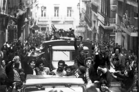 (FILES) In this file photo taken on April 27, 1974 civilians and soldiers celebrate in the streets of Lisbon. - Portugal will mark the 48th anniversary of the Carnation Revolution on April 25, 2022. The revolution was made by a group of officers and his chief strategist Otelo Saraiva de Carvalho organised in the Movement of Armed Forces (MFA). After the military coup, Portuguese regime changes from a dictatorship, founded by Antonio de Oliveira Salazar and called Estado Novo, to a democracy. (Photo by AFP) ORG XMIT: PRI08