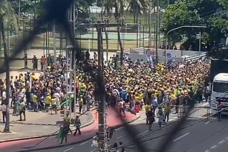 O presidente Jair Bolsonaro participa de ato de campanha em Boa Viagem, na zona sul do Recife