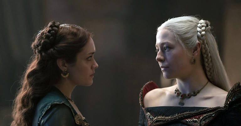 Cena da série House of the Dragon com Emma DArcy, a Princesa Rhaenyra Targaryen e  Olivia Cooke como Alicent Hightower