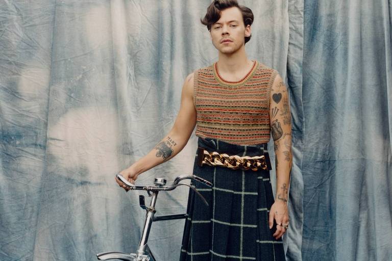 Harry Styles veste saia em capa da revista Vogue de dezembro de 2020