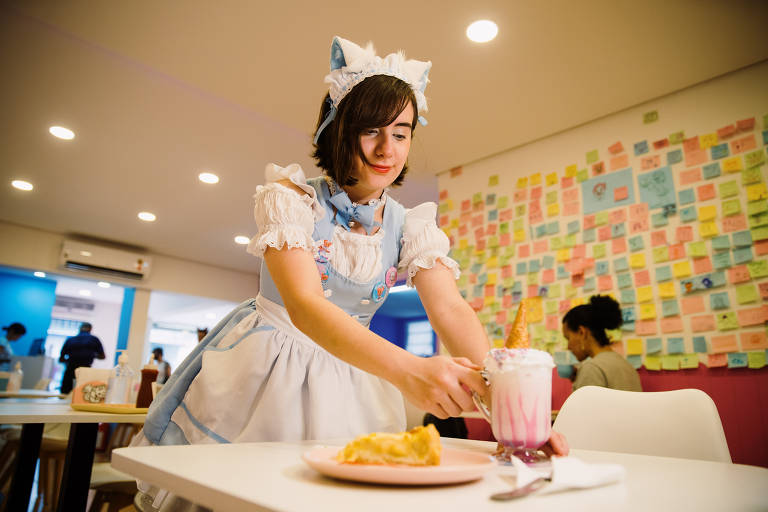 Cafeteria aposta no estilo 'kawaii', com atendentes que chamam