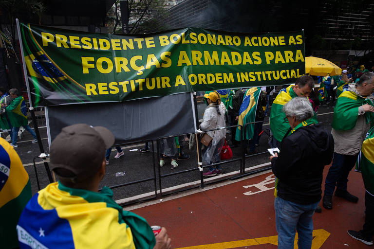 Grupos bolsonaristas reagem à derrota com 'fraude nas urnas' e apelo por golpe das Forças Armadas