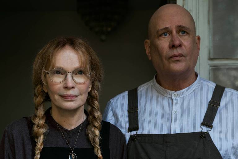 Mia Farrow e Terry Kinney em cena de 'Bem-Vindos à Vizinhança', série de terror da Netflix