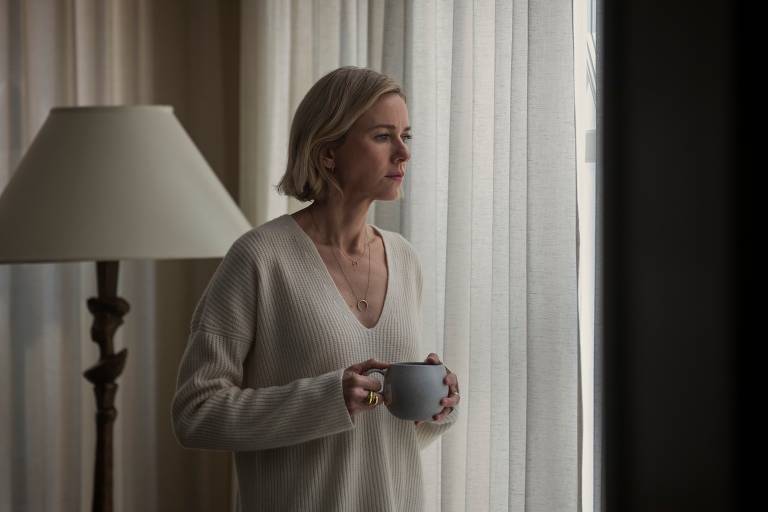 Naomi Watts em cena de 'Bem-Vindos à Vizinhança', série de terror da Netflix