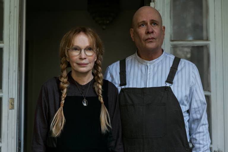 Mia Farrow e Terry Kinney em cena de 'Bem-Vindos à Vizinhança', série de terror da Netflix
