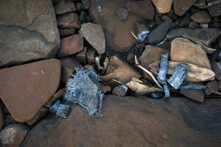 Pedaços de amianto azul perto de um rio em Wittenoom, na Austrália