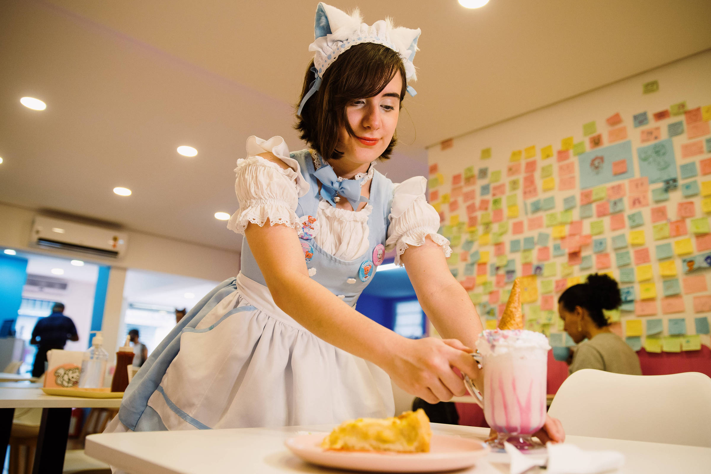 Cafeteria aposta no estilo 'kawaii', com atendentes que chamam