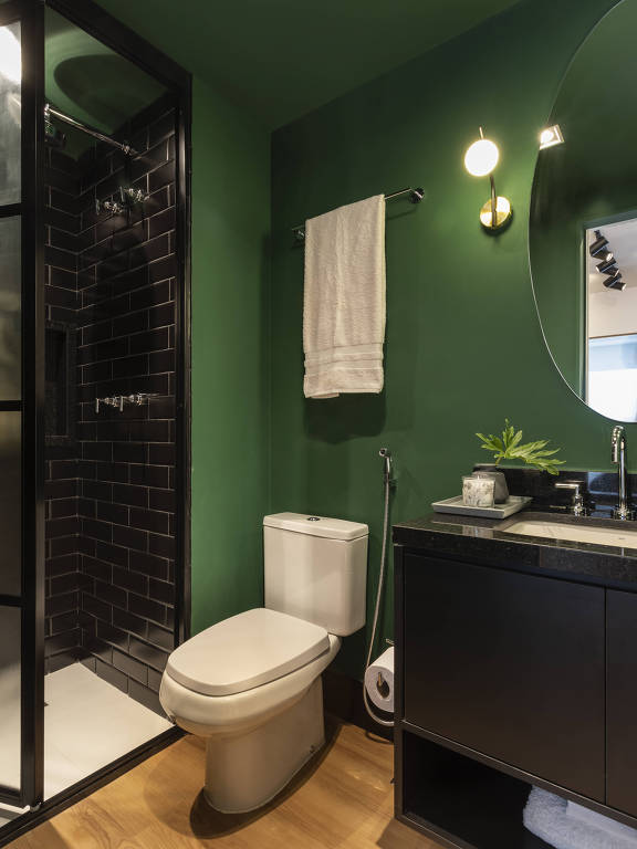 Banheiro com paredes e teto pintados de verde bandeira