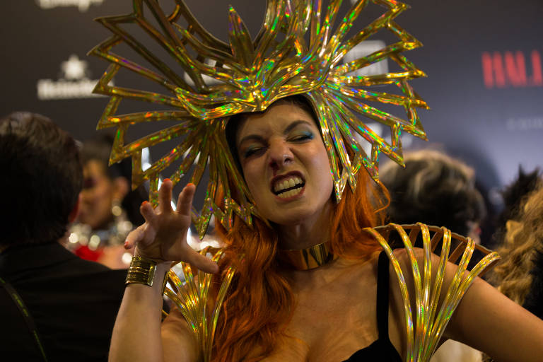 Baile de Halloween tem Sandy 'roqueira' e público cantando jingle