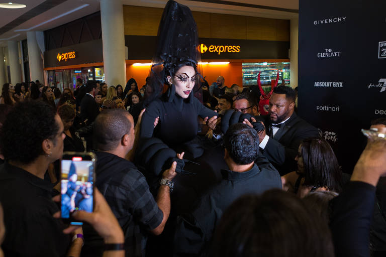 Baile de Halloween tem Sandy 'roqueira' e público cantando jingle