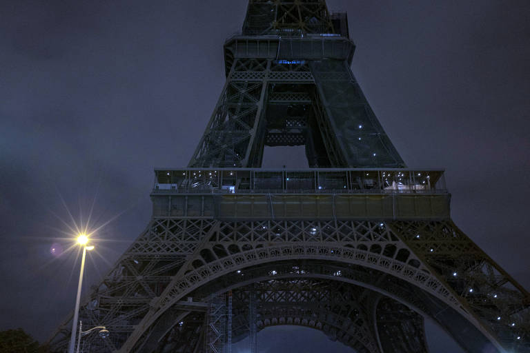 Prefeitura começou recentemente a desligar as luzes de monumentos como a Torre Eiffel mais cedo do que o habitual, como parte de um plano para reduzir o uso de energia em 10% neste inverno