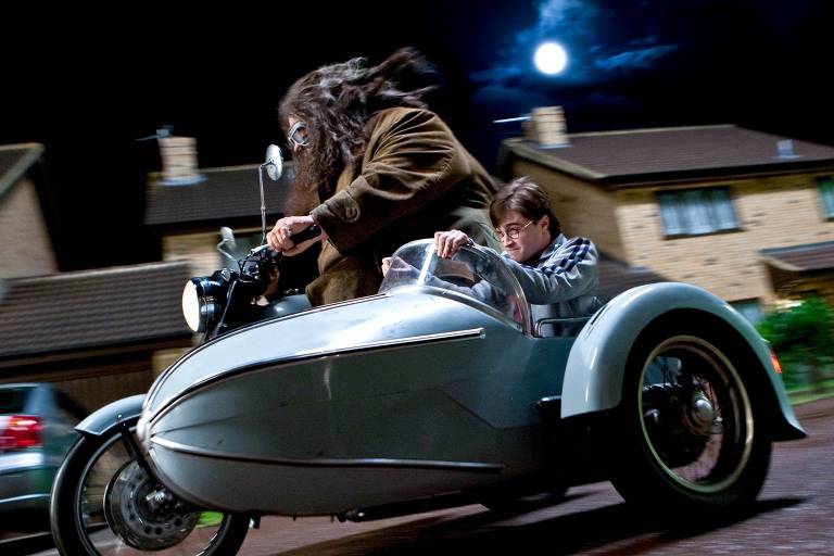 Robbie Coltrane em cena de 'Harry Potter e as Relíquias da Morte' com Daniel Radcliffe