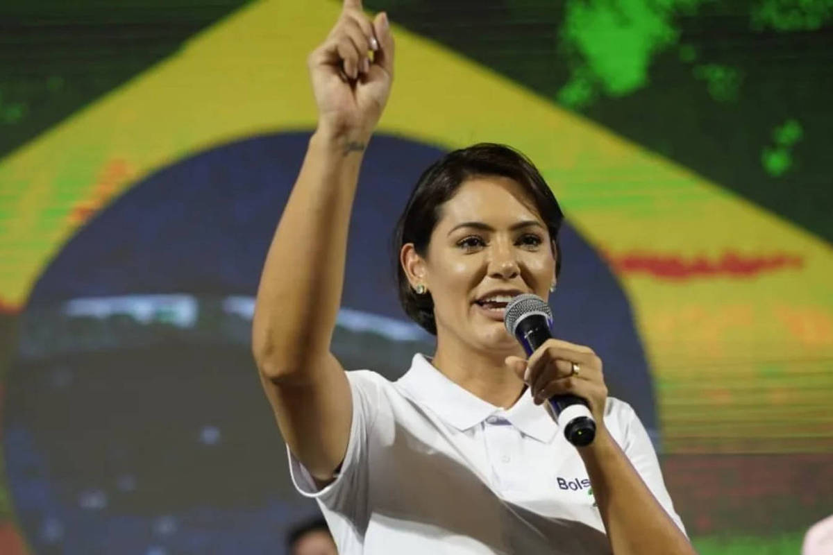 Michelle chora ao dizer que filha de 12 anos foi xingada e chama PT de  partido das trevas